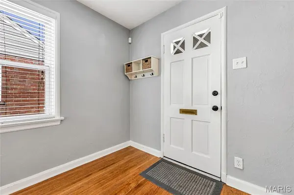7056 Holly Hills AVE, St Louis, MO 63123