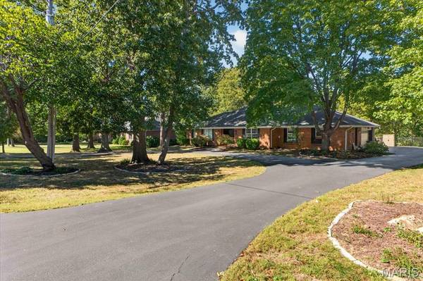 13021 Saller DR, St Louis, MO 63127
