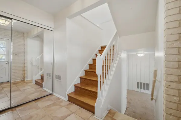 23 W Suffield DR, Arlington Heights, IL 60004