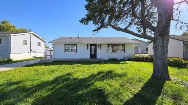 1426 Davenport ST, Leclaire, IA 52753