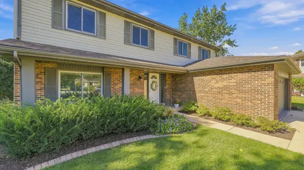 7 Pheasant CT, Woodridge, IL 60517