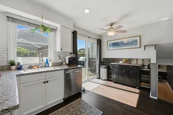572 N Walnut LN, Schaumburg, IL 60194