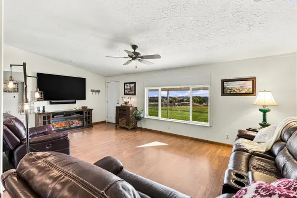 16206 S Yew St, Kennewick, WA 99337