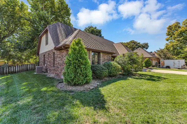 2016 E Lakewood ST, Springfield, MO 65804