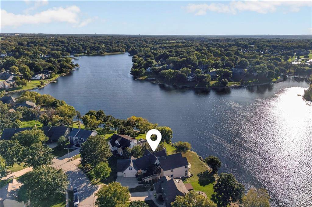 118 NE Edgewater DR, Lee's Summit, MO 64064