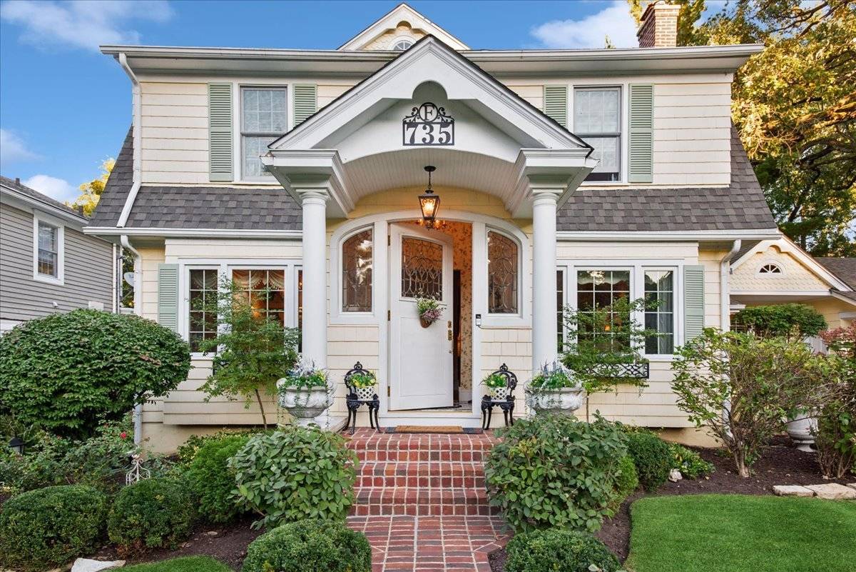 735 Hawthorne LN, Geneva, IL 60134