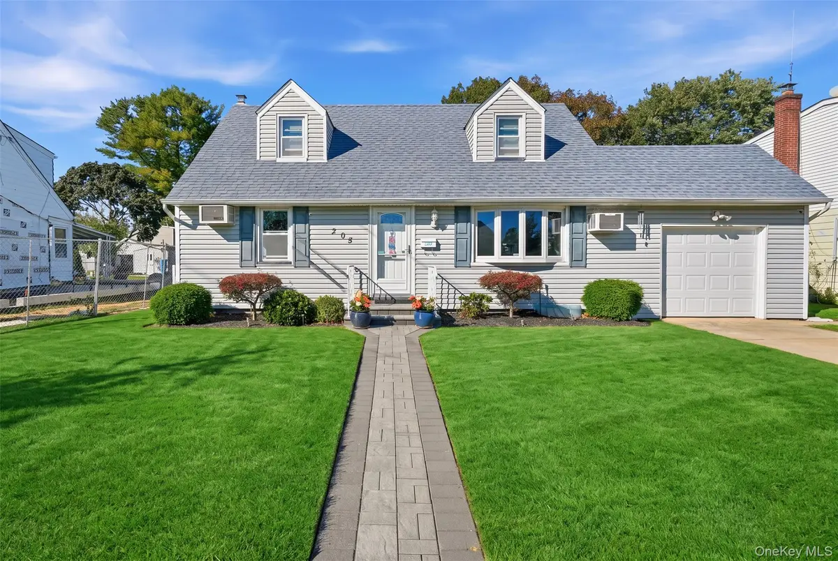 305 W Nicholai ST, Hicksville, NY 11801