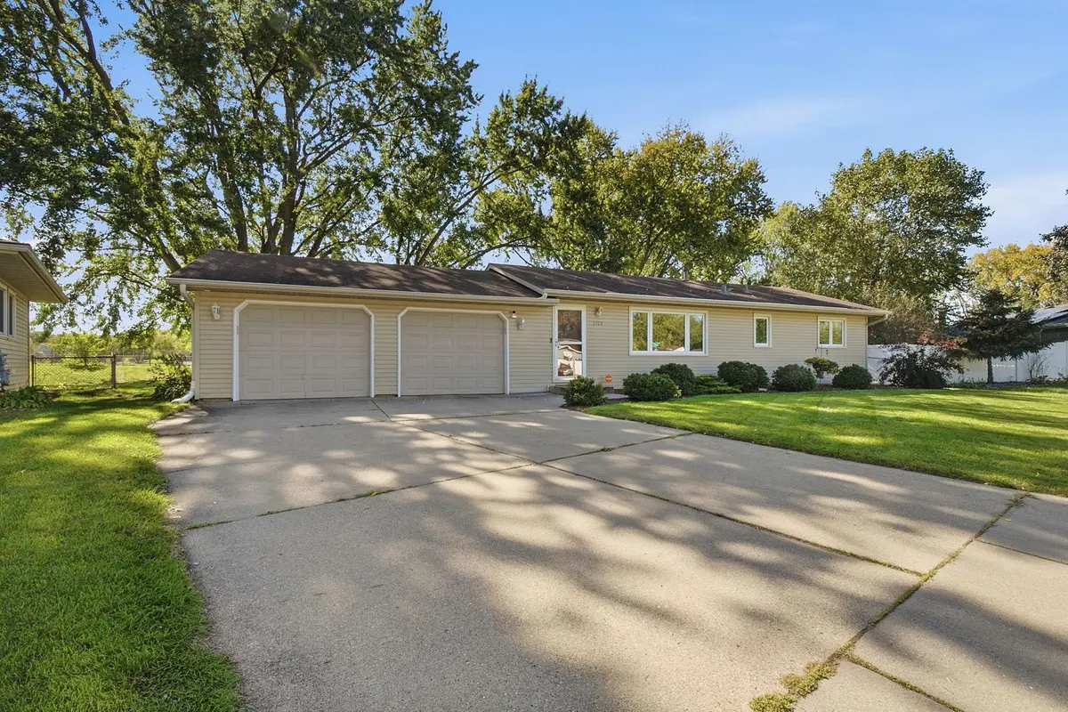 2128 Shale LN, Eagan, MN 55122