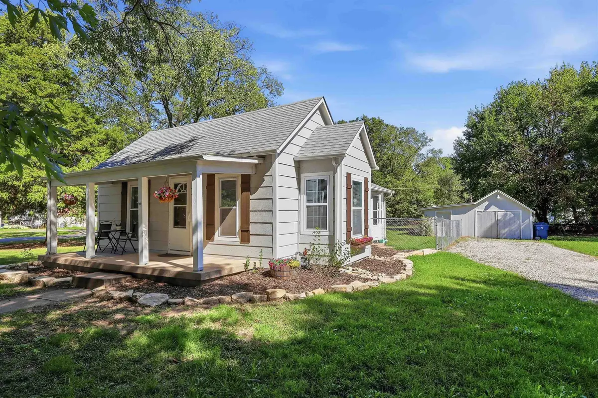 228 N Willow St, Douglass, KS 67039