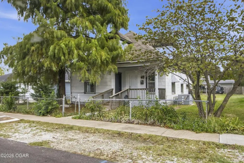 715 N Oak ST, Webb City, MO 64870