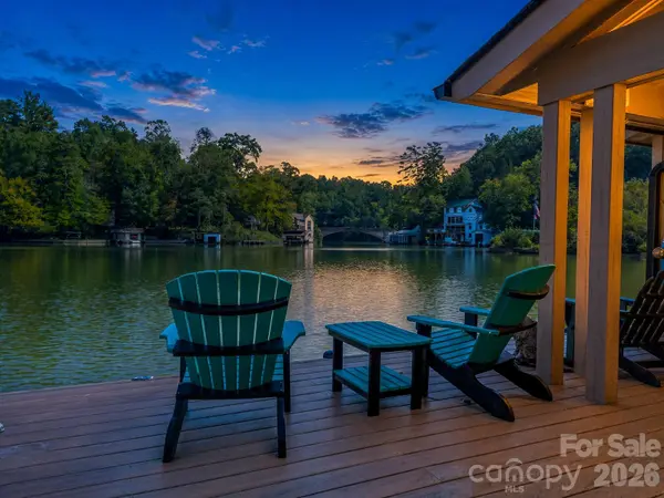 325 Tryon Bay CIR, Lake Lure, NC 28746