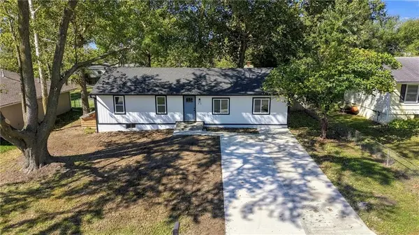 313 Clearview DR, Pleasant Hill, MO 64080