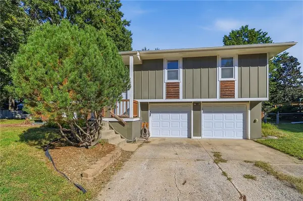 405 SW Killarney LN, Blue Springs, MO 64014