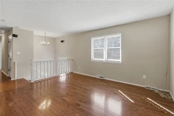 405 SW Killarney LN, Blue Springs, MO 64014
