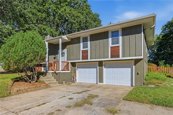 405 SW Killarney LN, Blue Springs, MO 64014