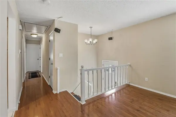 405 SW Killarney LN, Blue Springs, MO 64014