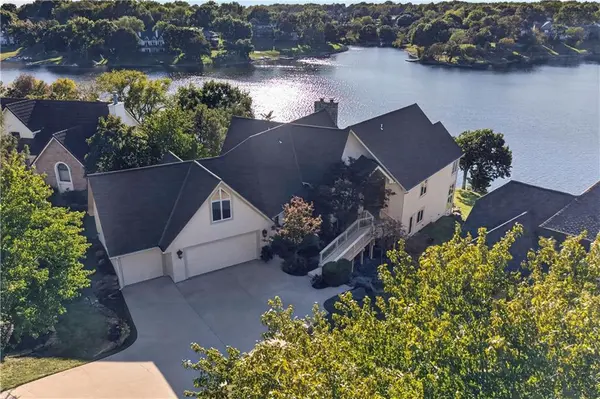 118 NE Edgewater DR, Lee's Summit, MO 64064