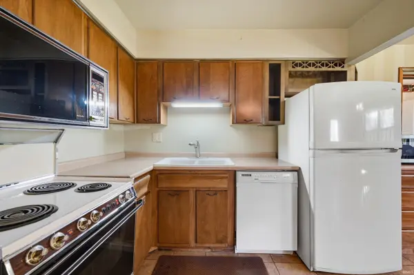 2204 N Roxbury LN, Muncie, IN 47304