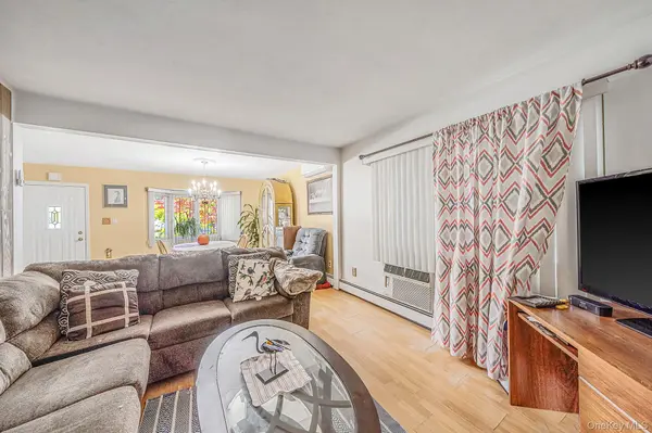 19 Curve LN, Levittown, NY 11756