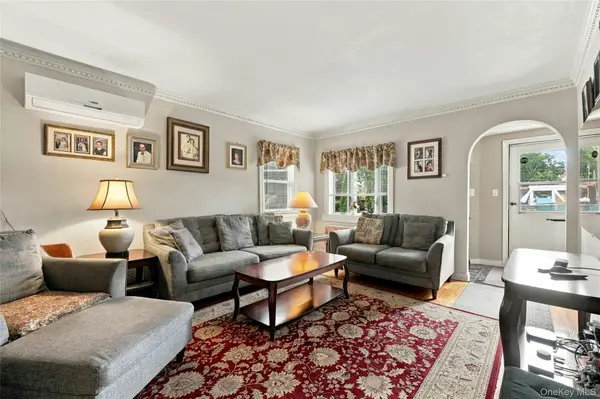39 Primrose DR, New Hyde Park, NY 11040