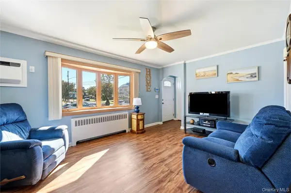 305 W Nicholai ST, Hicksville, NY 11801
