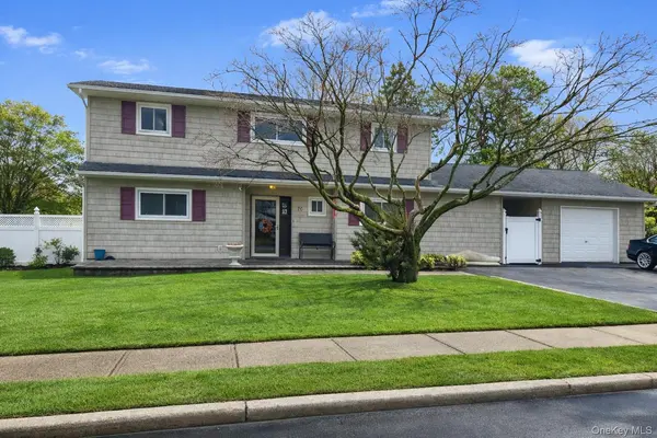 26 Stevenson PL, Deer Park, NY 11729