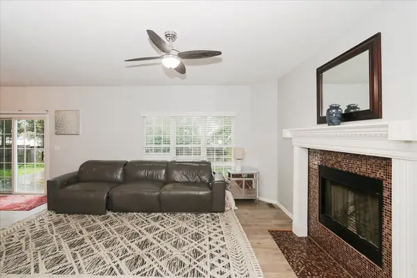 2 Terrace LN, Lake Zurich, IL 60047