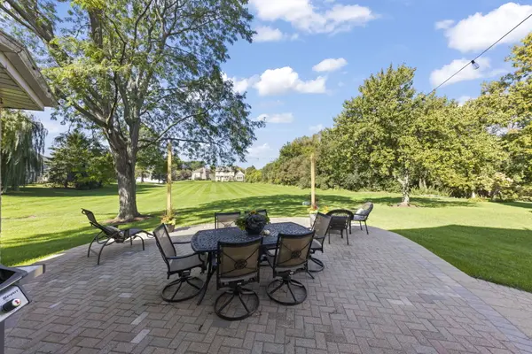 1N210 COVENTRY DR, Wheaton, IL 60188