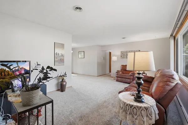 2128 Shale LN, Eagan, MN 55122