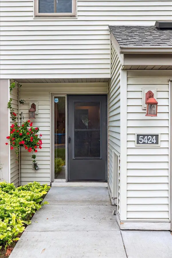 5424 Sanibel DR, Minnetonka, MN 55343