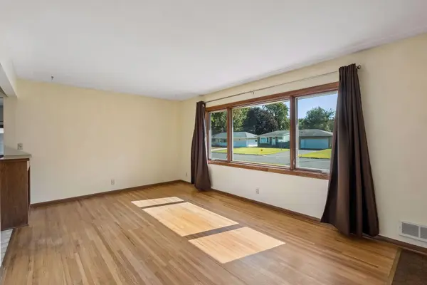 702 Madison ST S, Shakopee, MN 55379