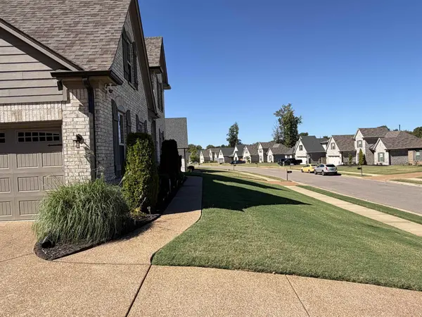 125 LAUREL GLEN DR, Oakland, TN 38060