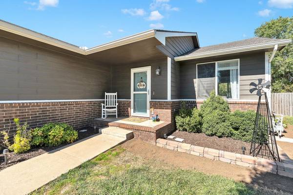1055 E Splitwood Way Ct., Derby, KS 67037