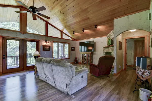 281 Queensberry Drive, Branson West, MO 65737