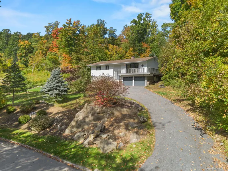8 Dover LN, Carmel, NY 10512