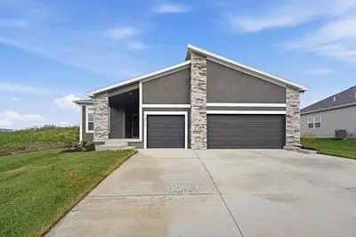 1600 SW 9th ST, Oak Grove, MO 64075
