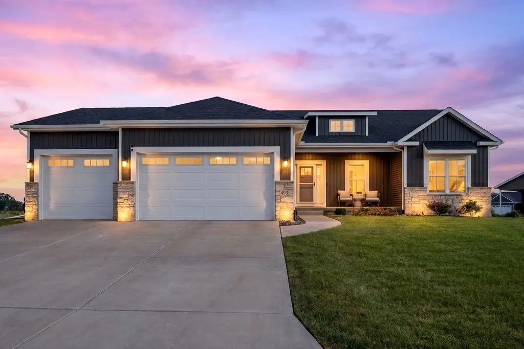 493 MASON DR, Riverdale, IA 52722