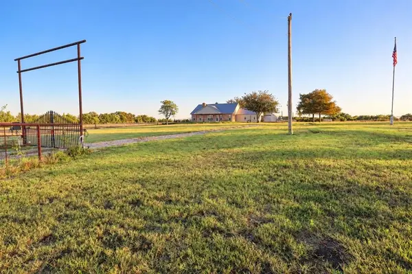 898 Farm Road 1700, Clarksville, TX 75426