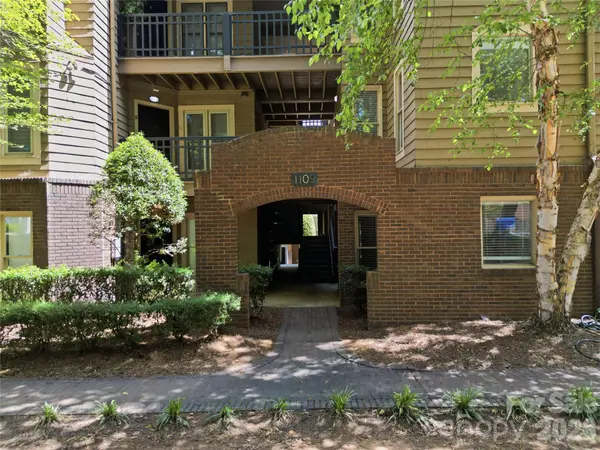 1109 E Morehead ST #16, Charlotte, NC 28204