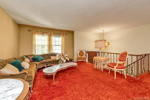 22 Valley LN, North Woodmere, NY 11581