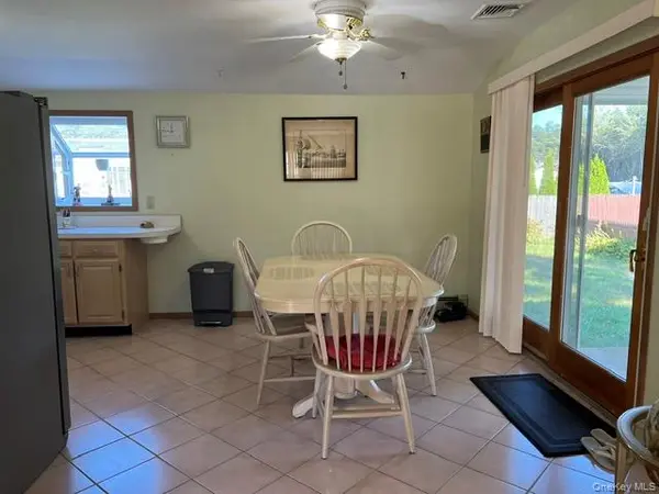 226 Estelle AVE, Holbrook, NY 11741