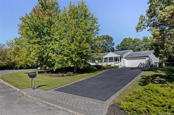 5 Heather CT, Middle Island, NY 11953