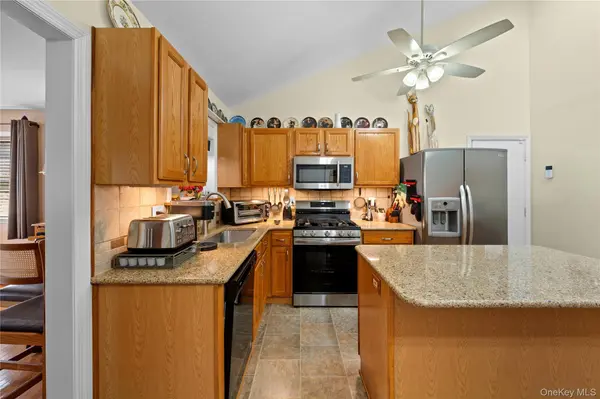 5 Heather CT, Middle Island, NY 11953