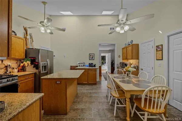 5 Heather CT, Middle Island, NY 11953