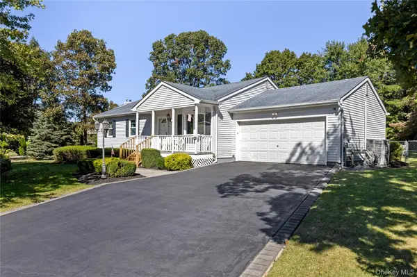 5 Heather CT, Middle Island, NY 11953