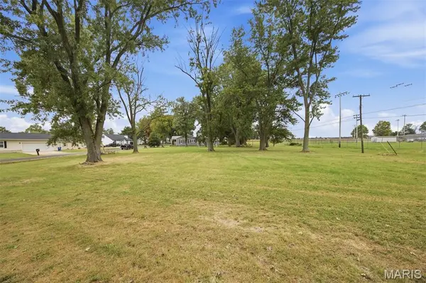 37 and 38 Lincoln LN, Highland, IL 62249