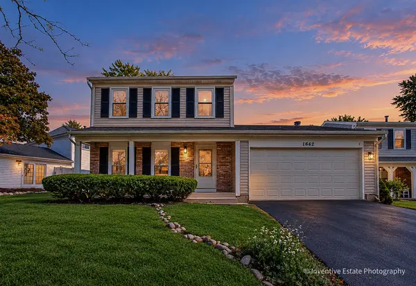 1642 Trafalgar LN, Aurora, IL 60504