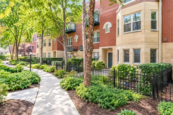 4530 S Woodlawn AVE #305, Chicago, IL 60653