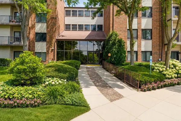3030 Pheasant Creek DR #405, Northbrook, IL 60062