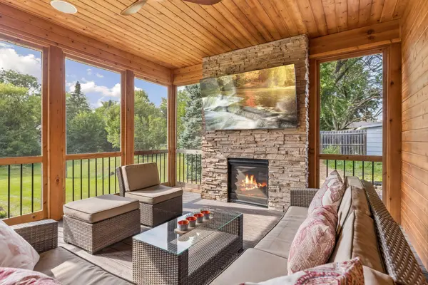 5 Deerwood LN N, Plymouth, MN 55441